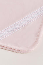 Cargar imagen en el visor de la galería, Manta con Tejido Smock Rosa
