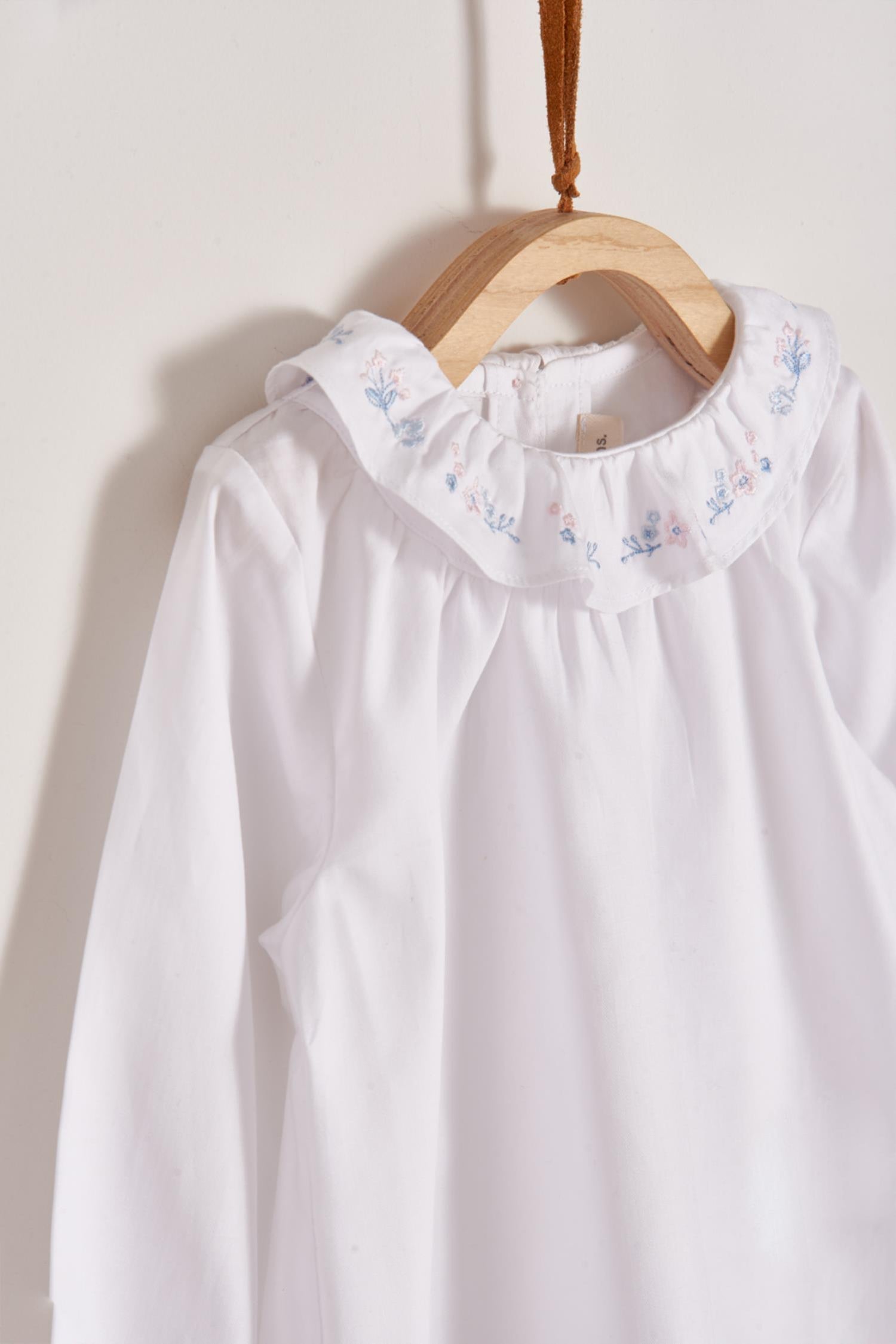Blusa volado bordado