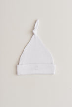 Cargar imagen en el visor de la galería, Gorro c/nudo logo blanco
