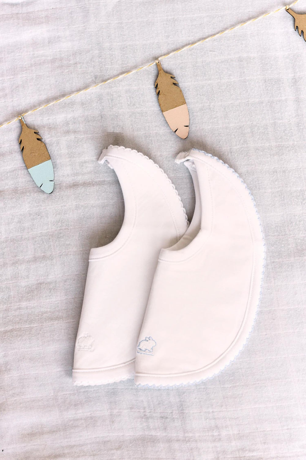 Babero NB logo blanco