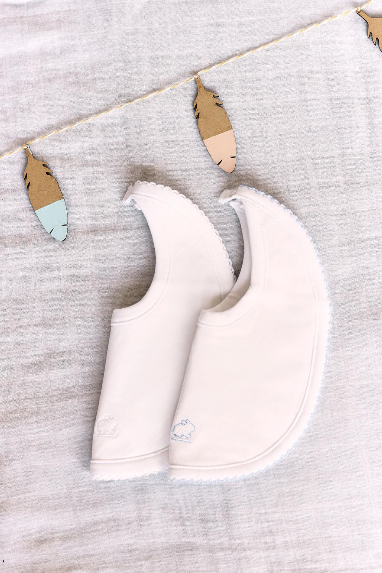 Babero NB logo blanco