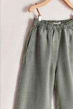 Cargar imagen en el visor de la galería, Pantalon Crop Safari
